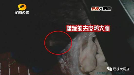 解冻之后，这些去皮的鸭大胸肉被放入了绞肉机中。