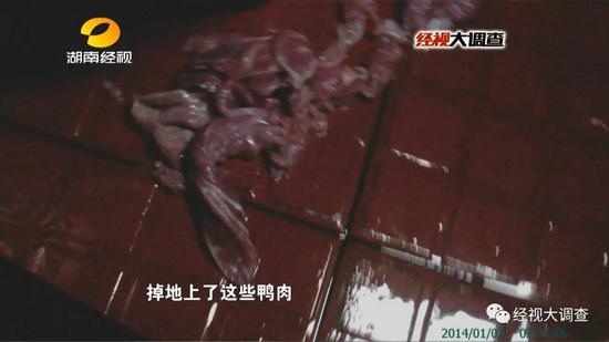 几分钟后，盆子里装满了已经被绞碎的鸭大胸肉，随后，一些两三天前剩下来的碎鸭肉也被掺入这一堆原料中。