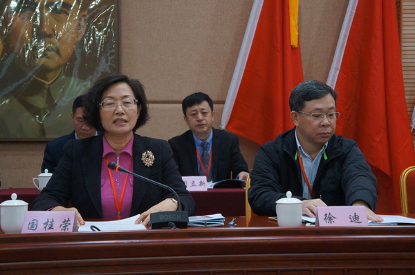 大会主席团主席、民革厦门市委主委国桂荣作工作报告。（记者 照宁摄）4