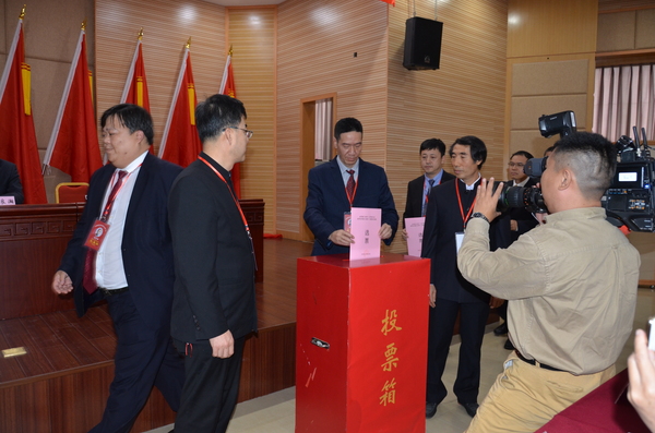 大会最终通过无记名投票等额选举方式产生新一届民革厦门市委员会委员34人。5