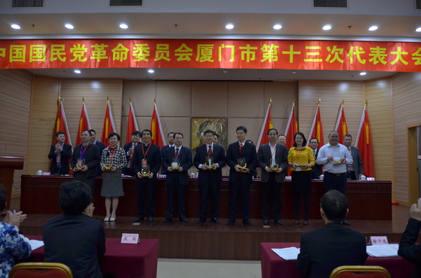 大会向光荣离任的同志赠送荣誉牌。6