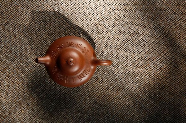 07 2016西泠秋拍LOT2208 清嘉庆·杨彭年制、陈曼生刻阿曼陀室款紫泥乳鼎壶 成交价603.75万 再创“曼生”壶拍卖最高纪录