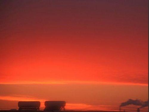 吉林现刀切晚霞乌云一线天景观 