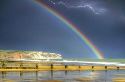 闪电彩虹同现天空