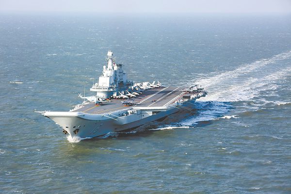 海军辽宁舰航母编队近日突破第一岛链开展远海训练。图为辽宁舰正在航行。