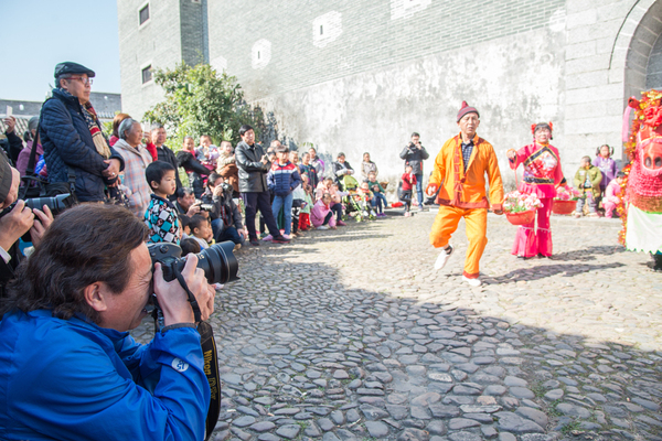 作家、摄影家深入到广东始兴围楼采风 董磊摄