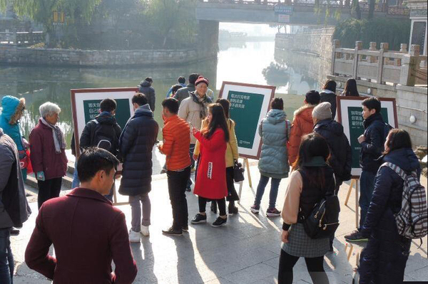 白发绣家书唤子女回家