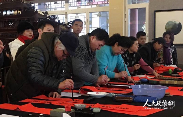 书法展现场，艺术家们挥毫为军营书写春联。1_副本