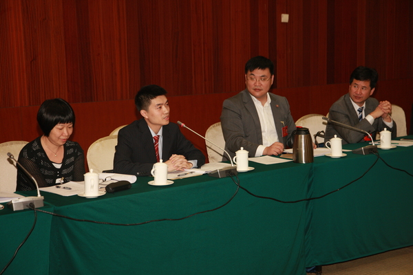 2 民革、台盟、台联、部分特邀人士小组讨论会场