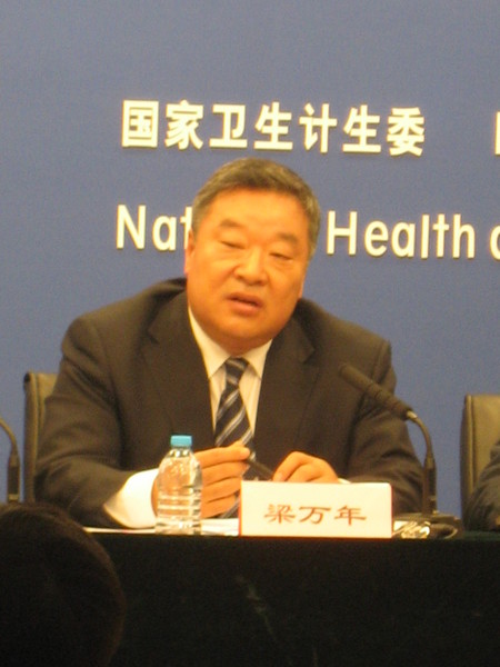 一、国务院医改办专职副主任 、国家卫生计生委体改司司长梁万年于9日新闻发布会上表示：“推行‘两票制’，   降低药品虚高价格”?！∪嗣裾钦? 张春莉  摄