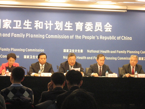 二、国家食品药品监管总局药化监管司司长丁建华（右二）、国家税务总局货物劳务税司副巡视员张卫（左二）、福建省医保办处长张煊华（右一）出席国家卫生计生委9日的新闻发布会并回答了记者的相关提问。中为梁万年，左一为宋树立。人民政协网记者  张春莉  摄