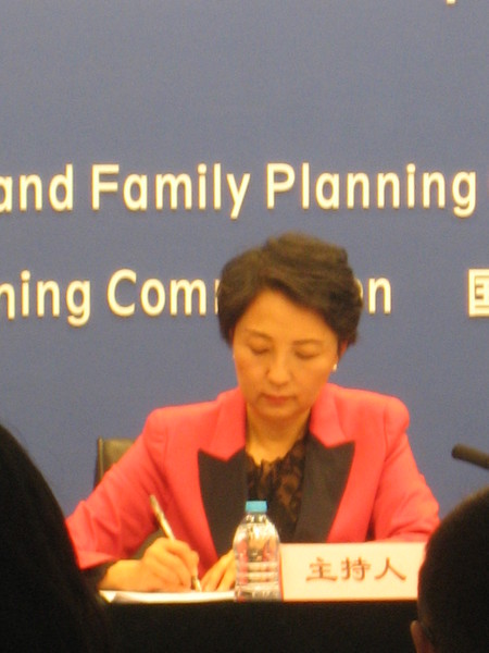 二、国家卫生计生委宣传司副司长、 新闻发言人宋树立主持1月9日的新闻发布会，通报了该委2017年六项重点工作。人民政协网记者  张春莉  摄　