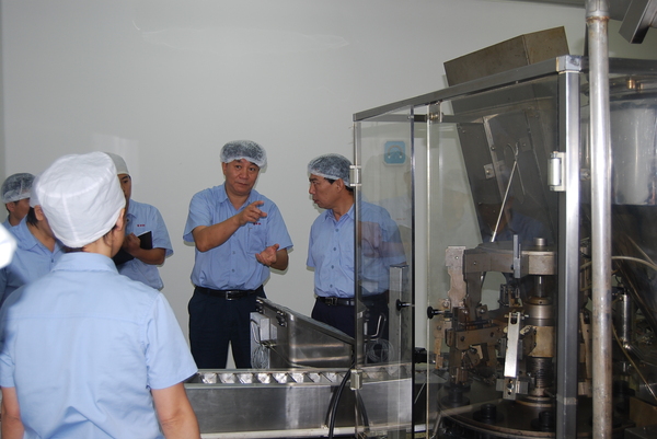 刘文伟（右二）工作照