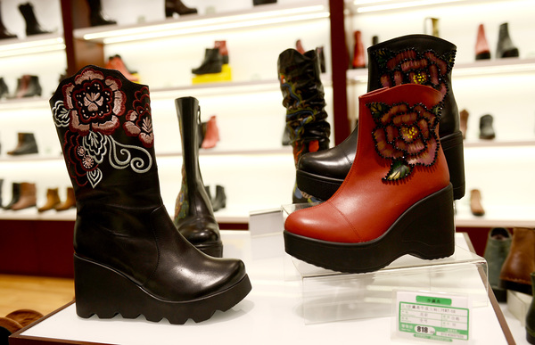 创新后的鞋子，将现代的款式和传统的刺绣工艺相结合。