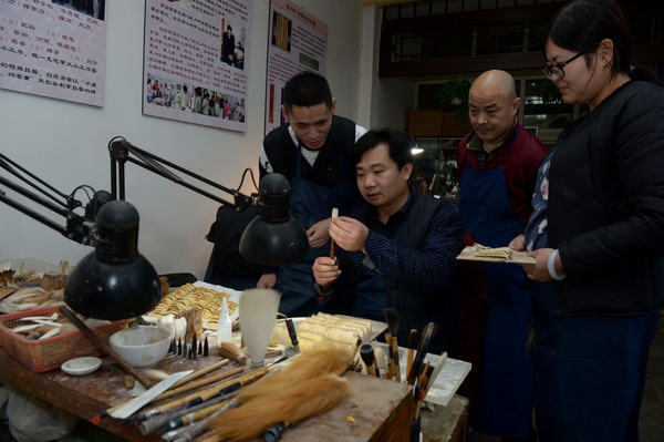 王后显（左二）经常和其他师傅一起探讨。