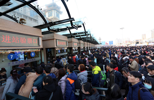 北京站前的返乡乘客流 摄影  齐波