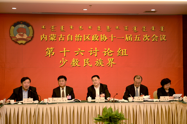 政协内蒙古自治区政协主席任亚平参加少数民族界委员们的小组讨论，听取委员们在一起讨论农牧民脱贫问题9