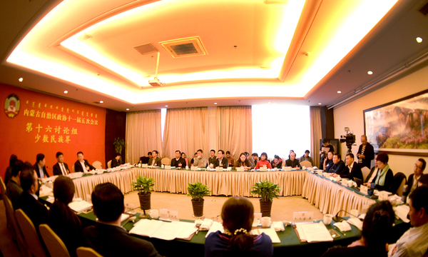 少数民族界小组讨论现场热烈，气氛融洽