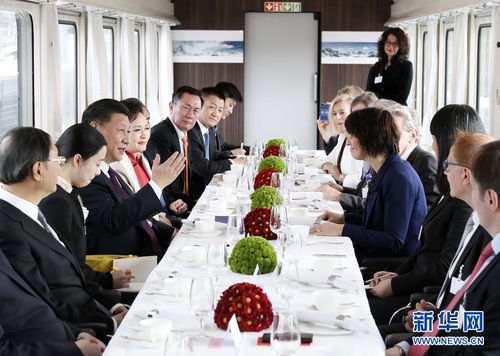 1月15日，国家主席习近平在瑞士联邦主席洛伊特哈德陪同下，乘坐瑞士政府专列自苏黎世前往瑞士首都伯尔尼。在专列行进过程中，习近平和夫人彭丽媛受洛伊特哈德主席夫妇邀请，在轻松愉快的氛围中品茶畅谈。新华社记者 兰红光 摄