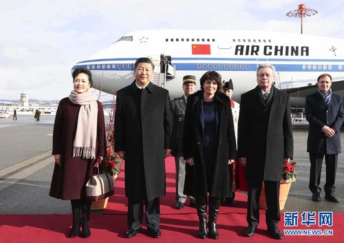 1月15日，国家主席习近平乘专机抵达苏黎世，开始对瑞士联邦进行国事访问。这是瑞士联邦主席洛伊特哈德在机场为习近平和夫人彭丽媛举行隆重欢迎仪式。 新华社记者 兰红光 摄