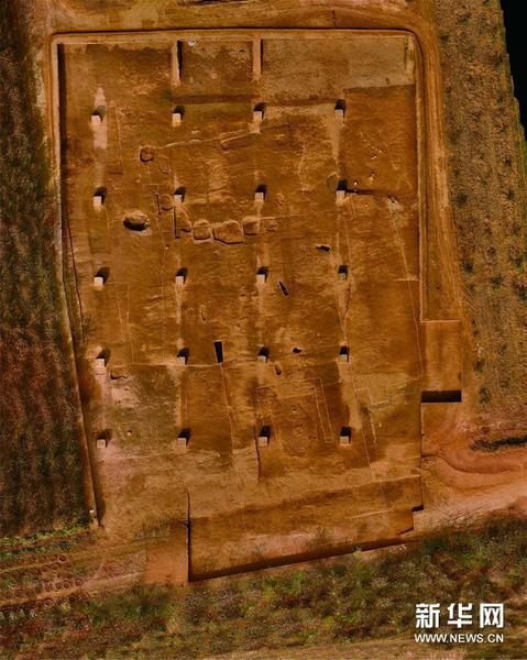 这是陕西周原遗址凤雏建筑群中2016年度新发现的大型建筑遗迹的俯视图（资料照片）。