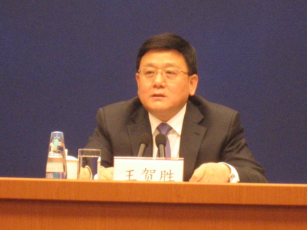 二、1月25日，国务院医改办主任、国家卫生计生委副主任王贺胜于国务院新闻办公室举行的吹风会上回答记者提问。  人民政协网记者  张春莉  摄