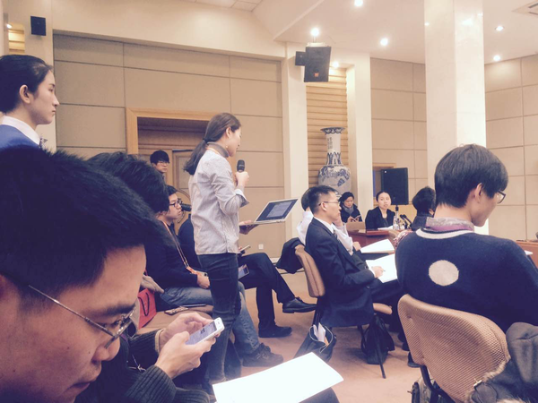 三、记者现场提问。  人民政协网记者  张春莉  摄