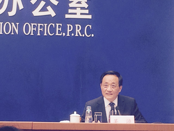 一、食品药品监管总局副局长吴浈回答记者提问。  人民政协网记者  张春莉  摄