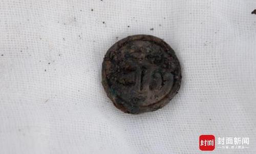 成都发现60座战国船棺墓 墓主佩戴埃及玻璃饰品蜻蜓眼