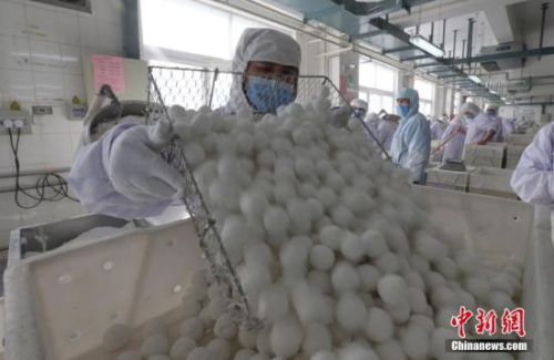 2017年2月8日，北京稻香村员工加紧生产元宵，元宵被粗筛出来。<a target='_blank' href='http://www.chinanews.com/'><p  align=