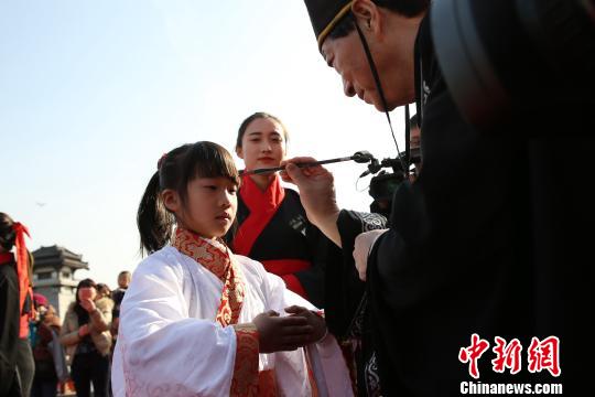 图为朱砂开智?！≌旁?摄