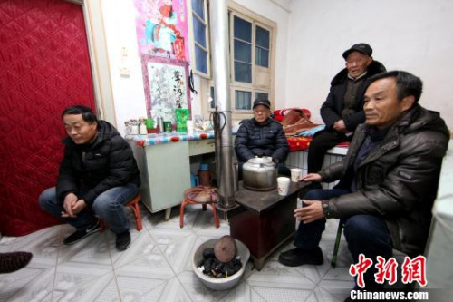 图为王琪的亲属们在向记者介绍情况?！≌旁?摄