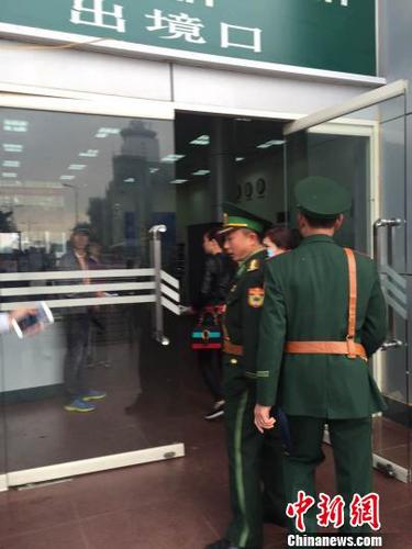 图为身穿制服的越方人员?！≈有?摄