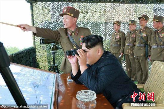 2015年6月18日消息，据朝鲜《劳动新闻》报道，金正恩近日视察朝鲜炮兵射击比赛，与士兵合影留念喜笑颜开。 图片来源：CFP视觉中国