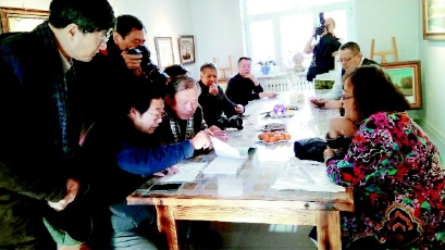     莫桂茹老人在演唱摩苏昆《小鹿》