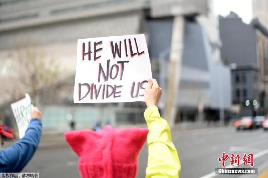 2月6日，在美国旧金山，第九巡回上诉法院大楼外抗议者。连日来，已有127家美国企业向美国联邦第九巡回上诉法院联名递交陈述书，反对美国总统特朗普颁布入境限制行政命令，认为类似限制有损美国企业的竞争力。