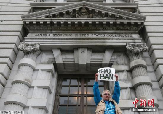 2月6日，在美国旧金山，第九巡回上诉法院大楼外抗议者。连日来，已有127家美国企业向美国联邦第九巡回上诉法院联名递交陈述书，反对美国总统特朗普颁布入境限制行政命令，认为类似限制有损美国企业的竞争力。