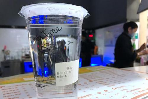 商家两元一杯卖白开水 网友:可能买了假饮料
