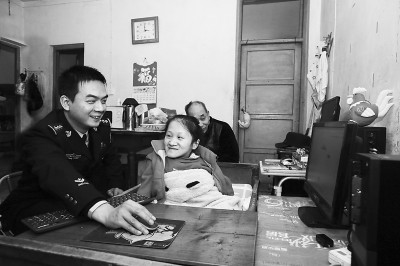 玻璃女孩打工救养父