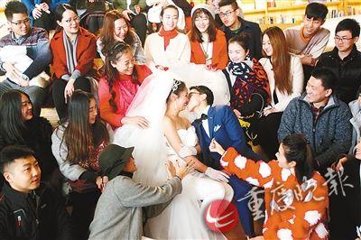 在书店里举行婚礼 这对重庆小夫妻好浪漫