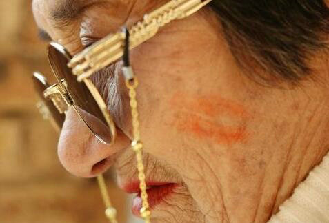 孙女为奶奶拍写真