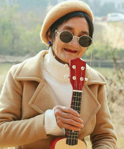 孙女为奶奶拍写真