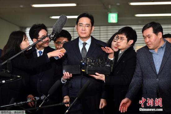 2月13日，据韩媒报道，负责调查总统亲信门的韩国独立检察组再次传唤三星电子副会长李在镕，全面调查其向总统朴槿惠和亲信门主角崔顺实行贿的嫌疑。据报道，这是独检组自上月16日向法院提请批捕被驳回后，时隔一个月再次传唤李在镕。