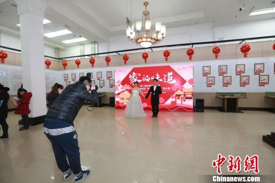 沈阳新人拍婚纱照出人意料选景“家教家风”展