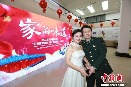 军人姚振峰和王晓雪在“家的味道”展览场地拍摄婚纱照?！∏怯?摄