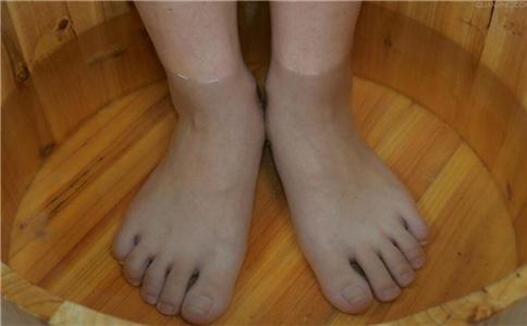 茶叶泡脚有什么作用 茶叶泡脚的好处 什么时候泡脚好