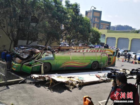 2月14日，在台湾高速公路局北区工程处木栅工务段院内的空地上，有关工作人员正在对游览车的车体进行现场勘验。2月13日晚，由“蝶恋花旅行社”承办的武陵农场赏樱团，在台湾公路主干道发生游览车翻车意外，目前已造成30多人罹难。<a target='_blank' href='http://www.chinanews.com/' _fcksavedurl='http://www.chinanews.com/'></table>中新社</a>记者 陈林 摄