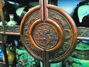 目前市面上很多明清时期的家具都有精美的雕花。