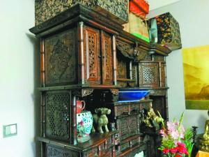 被估价一千万元的花梨木组合柜。