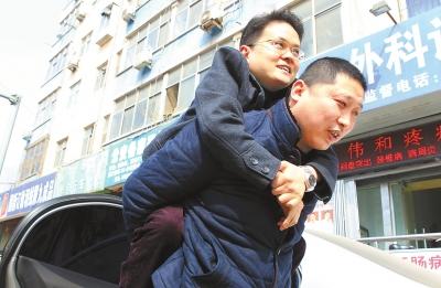 平顶山男子背着患病“兄弟”生活 三十余载如一日